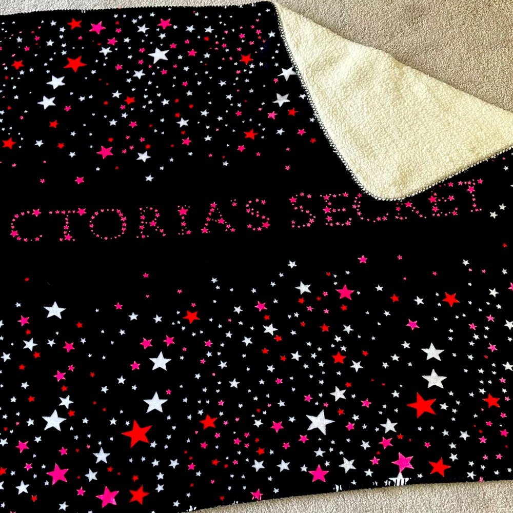 NEW VICTORIA SECRET super plush and cozy blanket, great Christmas gift